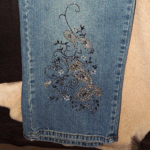 Willi Smith - Embellished w/Beads in a Floral Design -  3/4 Jean Capri Pant - Picture 1 of 4